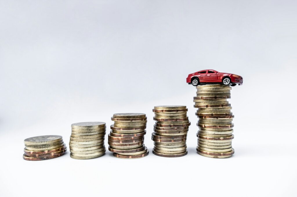 Toy cars with gold coins show To growth, saving money for car loans.